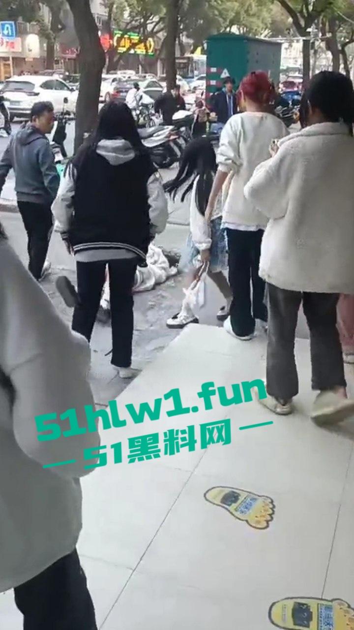 山东枣庄精神小妹霸凌，两帮小美女激情对战，旁边的男学生都看笑了，果然女人打架是男人最爱看的！-5