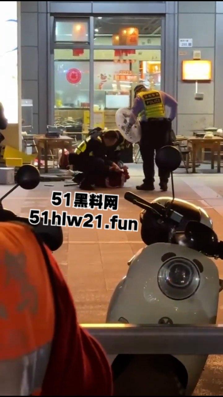 深圳龙华壹方城守财奴夫妇拖欠工资不给钱，逼疯老实人双刀抡砍跟剁肉一样无情送两人升天！-2