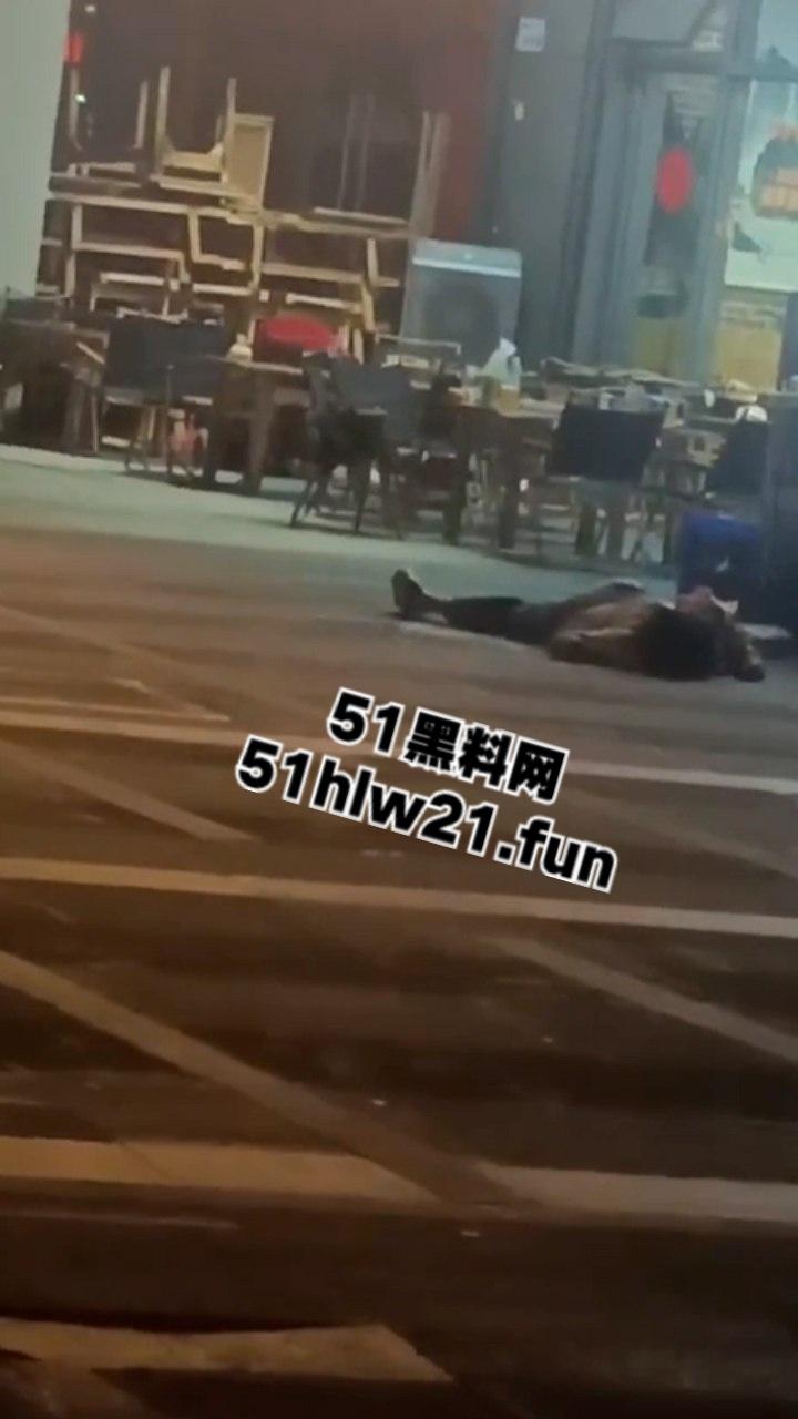 深圳龙华壹方城守财奴夫妇拖欠工资不给钱，逼疯老实人双刀抡砍跟剁肉一样无情送两人升天！-3