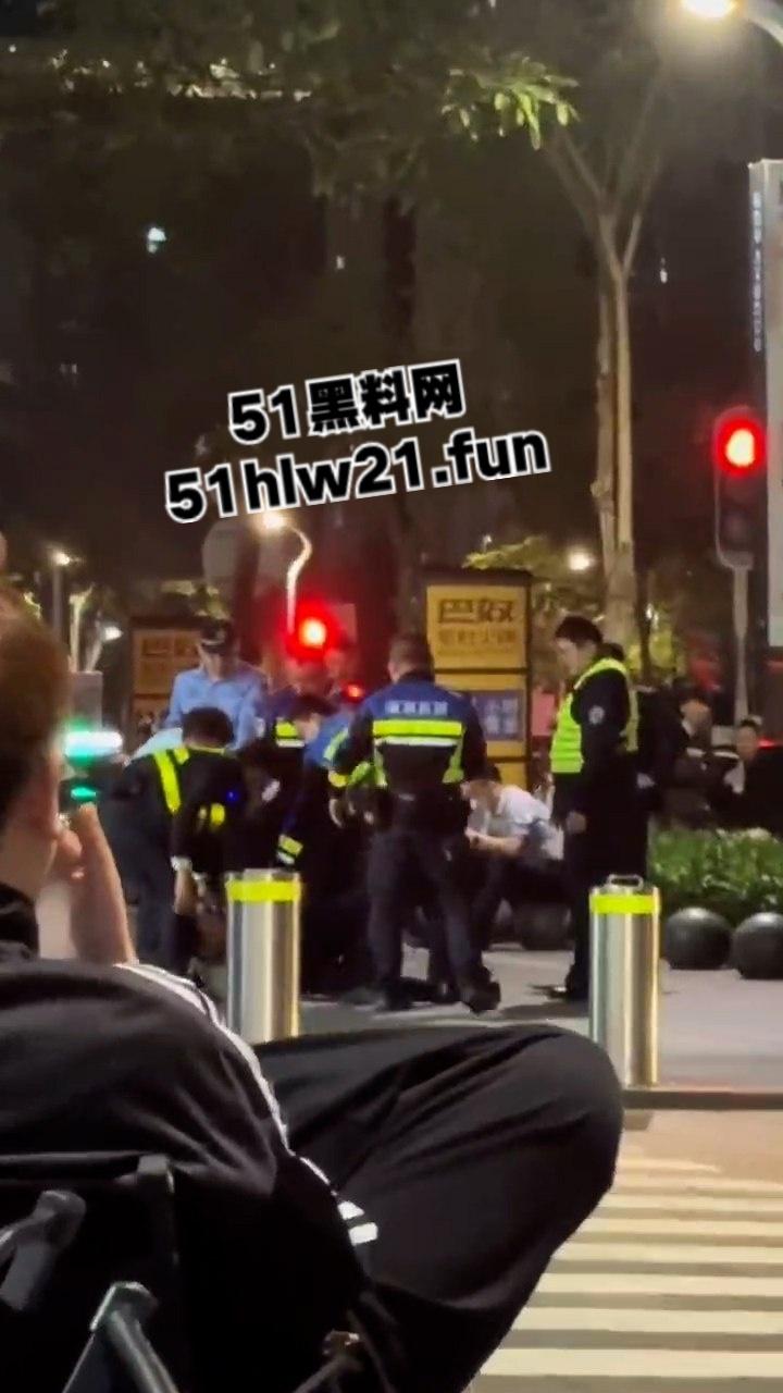 深圳龙华壹方城守财奴夫妇拖欠工资不给钱，逼疯老实人双刀抡砍跟剁肉一样无情送两人升天！-5