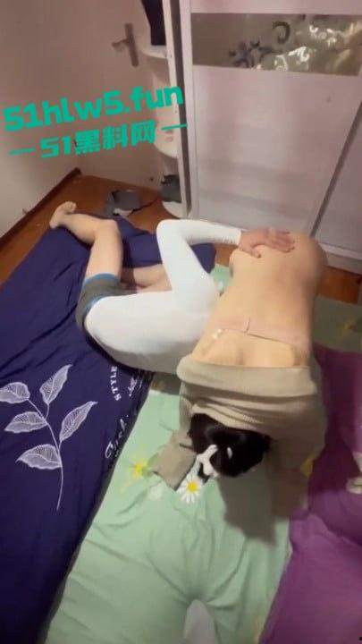 家有娇妻【7】看着老婆在我们婚房床上被前男友操，居然还让我给他们舔交合处。-4