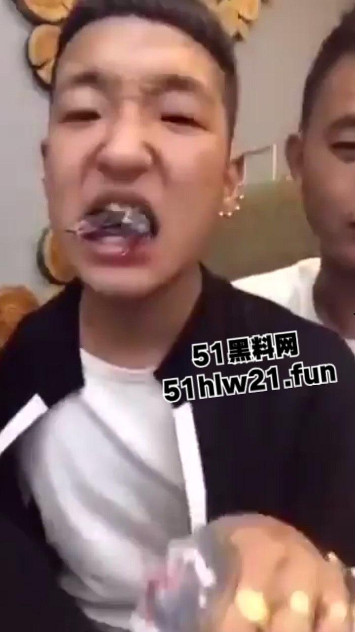 重口慎点！快手小哥炸裂生吃各种活物合集，活鸽子活麻雀死猪菜花蛇，哥们儿还活着吗？-4