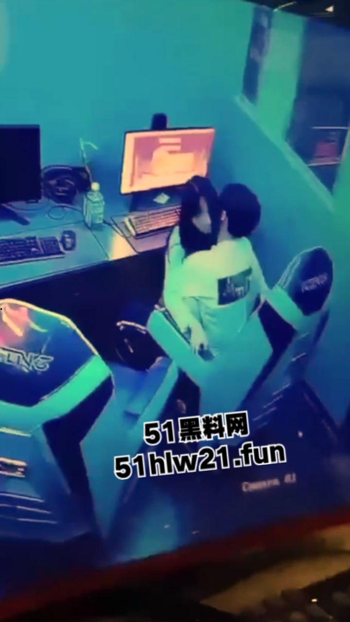 山东某网吧监控偷拍，一对年轻情侣趁私下无人，在网吧座椅上操逼偷情，这么玩也太刺激了啊。-5