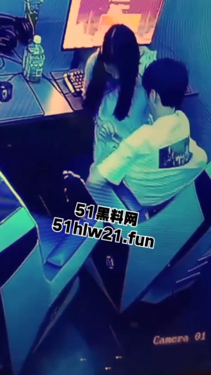山东某网吧监控偷拍，一对年轻情侣趁私下无人，在网吧座椅上操逼偷情，这么玩也太刺激了啊。-6