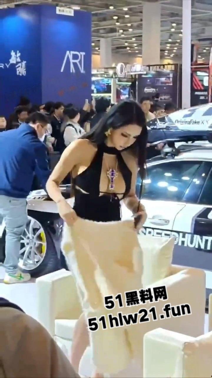 瓜友偷拍车展模特，高颜值F罩杯性感女神竟勒不住奶，走光一幕被瓜友偷拍疯传。-3