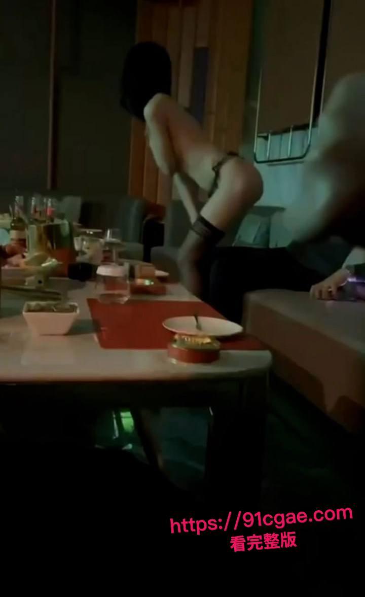 顶级商K惊爆选妃实录 极品美女擦边热舞 包厢沙发直接口交后入开操 现场画面淫乱不堪!-5