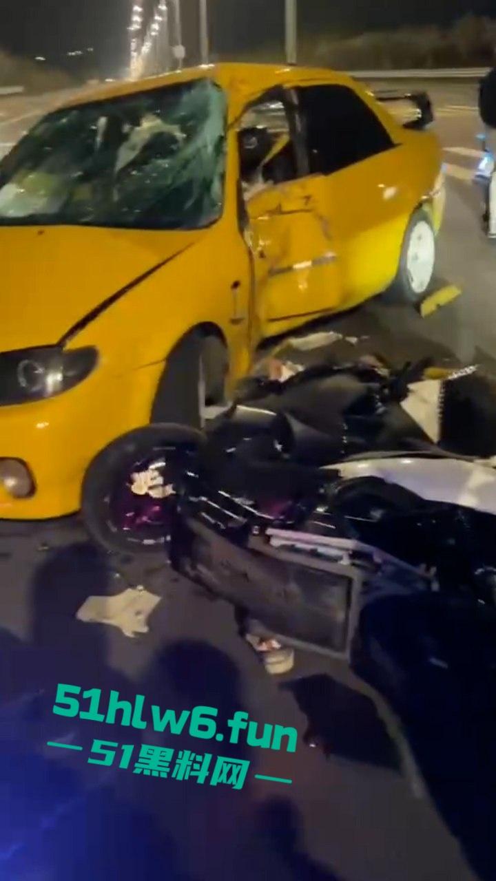广东江门市电摩排位赛车祸，精神小伙深夜载人高速撞车，2男1女当场归西！-1