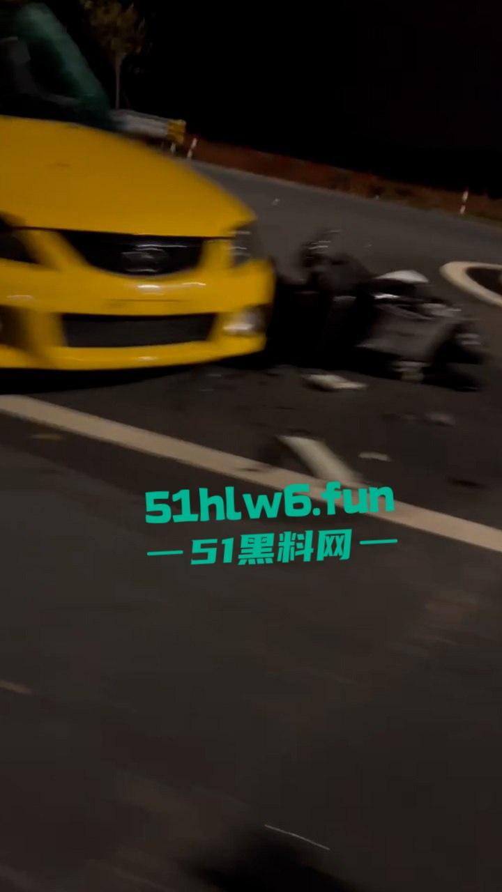 广东江门市电摩排位赛车祸，精神小伙深夜载人高速撞车，2男1女当场归西！-4