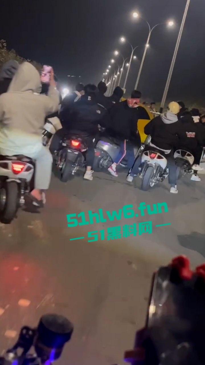 广东江门市电摩排位赛车祸，精神小伙深夜载人高速撞车，2男1女当场归西！-5