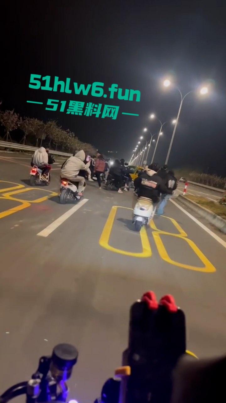 广东江门市电摩排位赛车祸，精神小伙深夜载人高速撞车，2男1女当场归西！-6