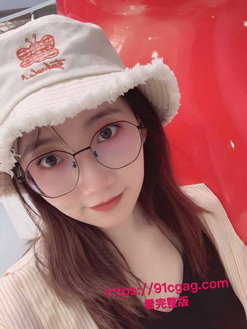 真实约炮！！！在网上撩了个大学生，戴着个眼镜清纯文静的妹子被我调教成专属母狗！-1