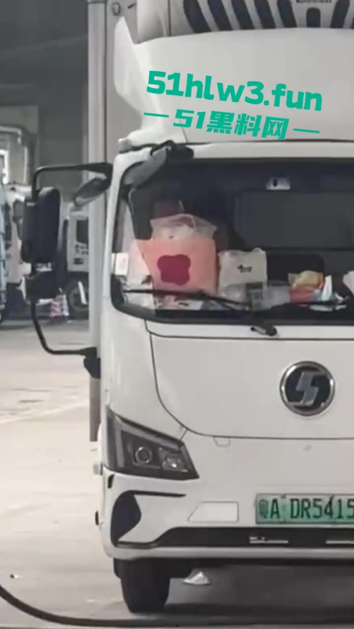 工地师傅叫鸡实录，塔吊大哥叫鸡高空做爱叫声响彻整个工地，又到货车上和司机车震玩的真刺激啊。-6